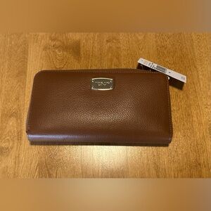 NWT Micheal Kors Jet Set Zip Continental Leather
Large Full Wallet in Brown&Gold